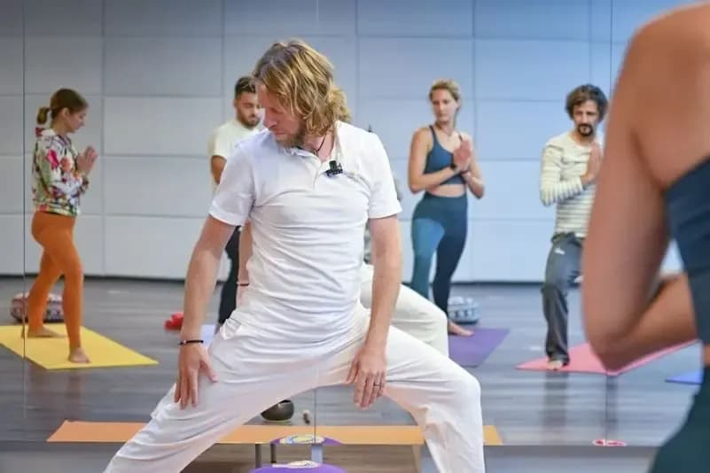 Yogastunde bei Schmerzhilfe Yoga — die Übungen aus der YOGAthek kommen aus echten Stunden